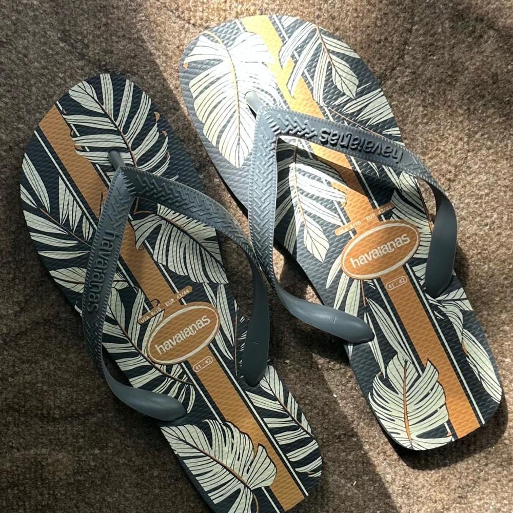 Havaianas Tropical Leaf Flip Flops - Gray and Tan Men’s 9-10 (41-42) - Picture 3 of 6